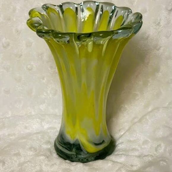 Vintage Murano 6 1/2" Scalloped Handblown Glass Vase (1960s) - Picture 6 of 7